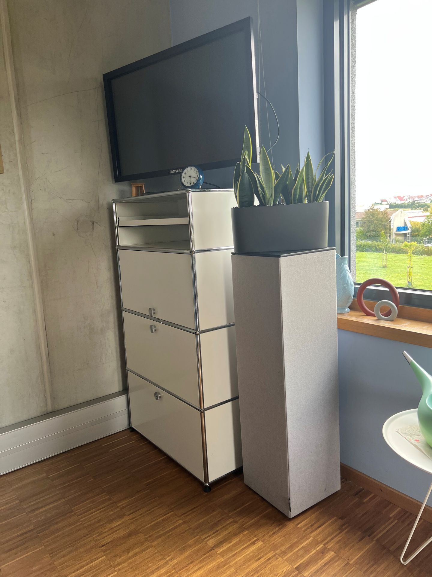 USM Haller Highboard 2 Ausziehtüre / 1 Einschubtüre / 1 Ausziehtablar Reinweiß AUSSTELLUNGSSTÜCK / GEBRAUCHTMÖBEL 